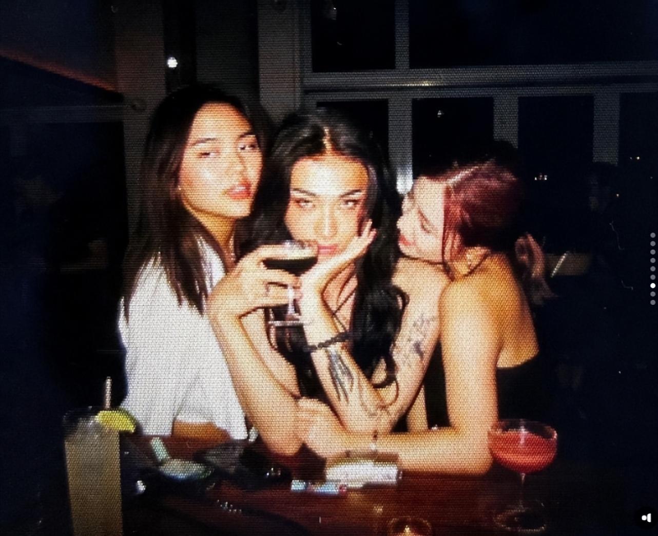 伊能静|伊能静20岁儿子哈利穿回男装耍帅，戴耳环化烟熏妆超个性