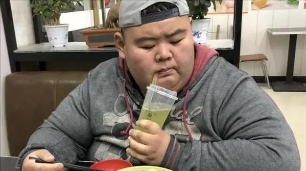 番茄 为爱减重400斤后,王浩楠反弹30斤遭嫌弃,被女友亲自送回减肥营
