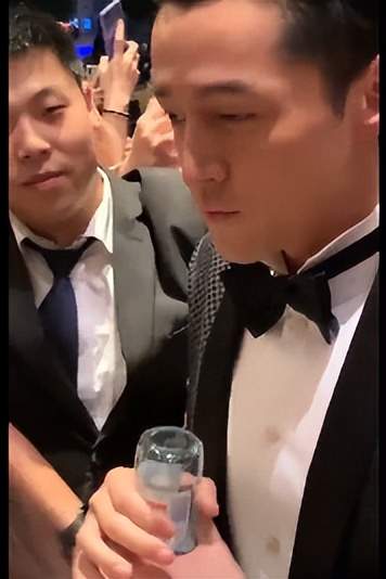 胡歌|官宣结婚后胡歌首现身，西装白领带心情巨好！和老婆同框工作照被曝出