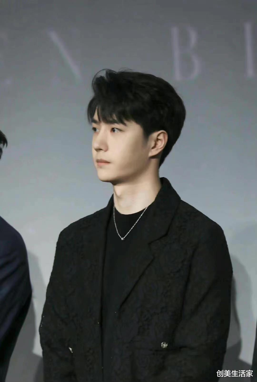 王一博|王一博《无名》首映礼活动造型，穿黑色花纹西装配黑T高级且优雅