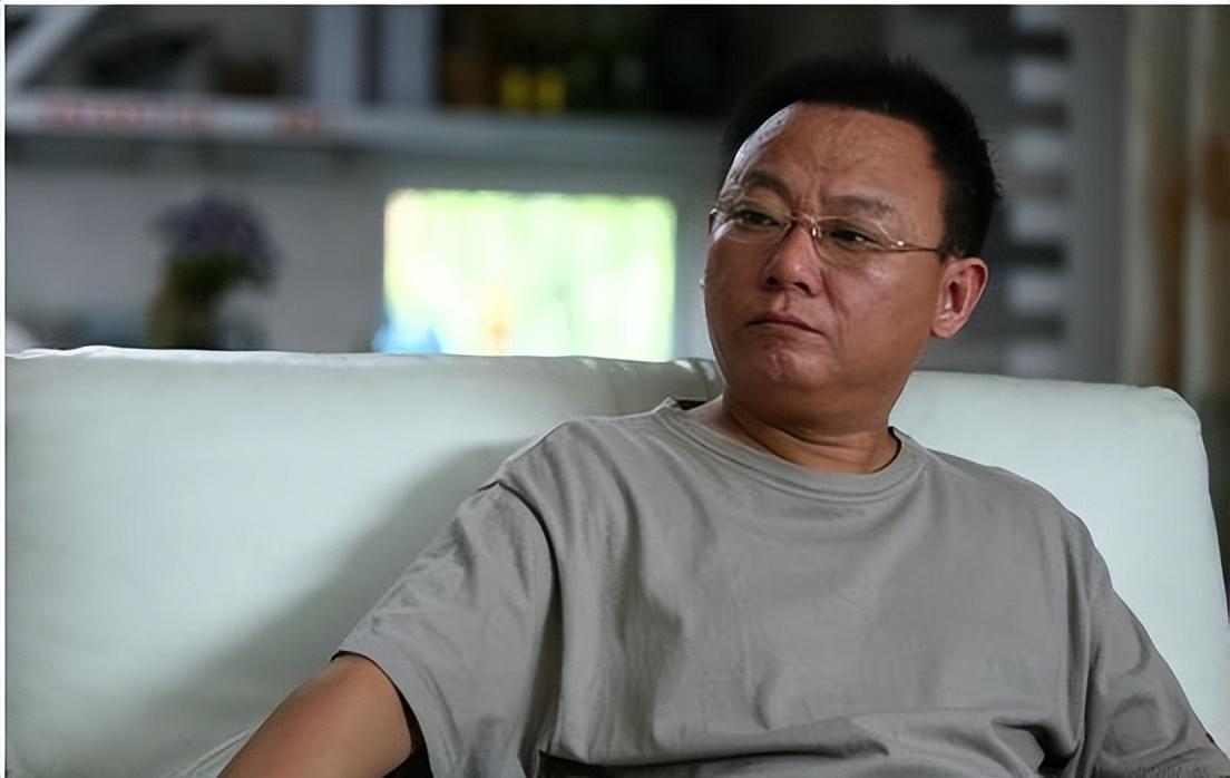 邵峰|52岁笑星演员邵峰河北老家生活!泥土地里喂牲口,穿着朴素搬柴火