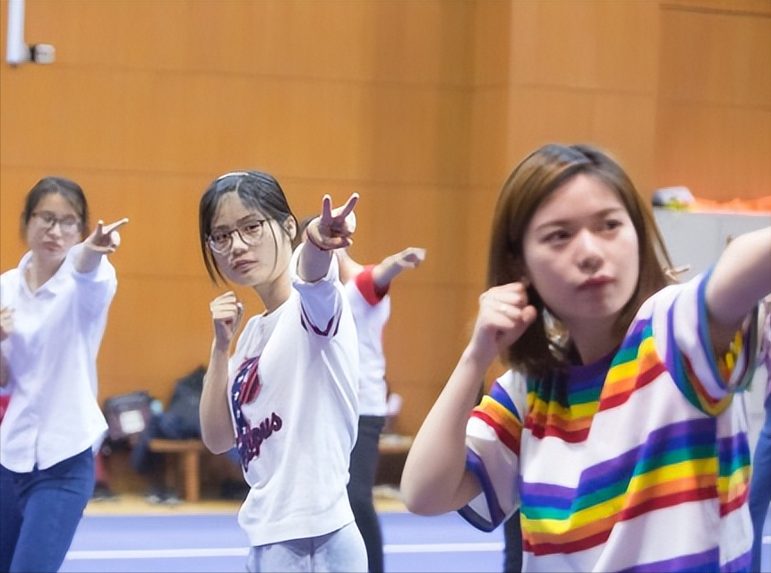 浙江大学|浙大女生落选公务员,父母后悔:选错专业,白费了多考的100分