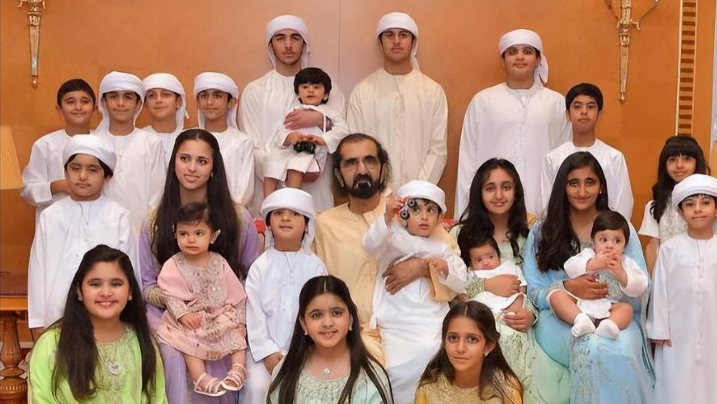 |28岁迪拜公主玛哈拉，脖子里挂满了黄金首饰，还化着浓妆太美艳了