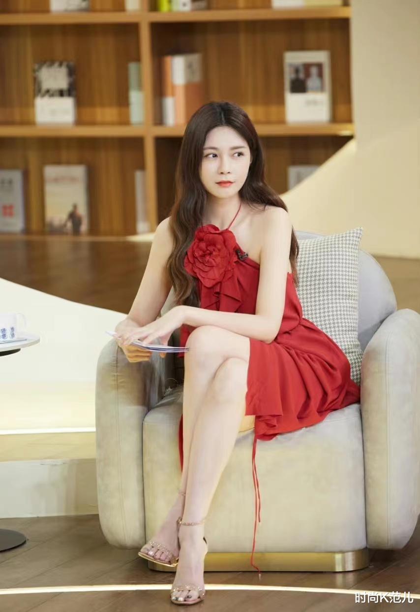 沈梦辰|沈梦辰节目穿搭,红色挂脖裙明艳动人,却被面前的大红花抢镜了