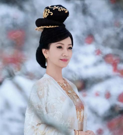 穿衣搭配 赵雅芝多年后再回西湖，身穿波点裙优雅端庄，感觉容貌变化不大