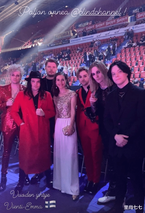 芬兰37岁女总理高调出街，化烟熏妆着红裙变艳女郎，帅老公很般配