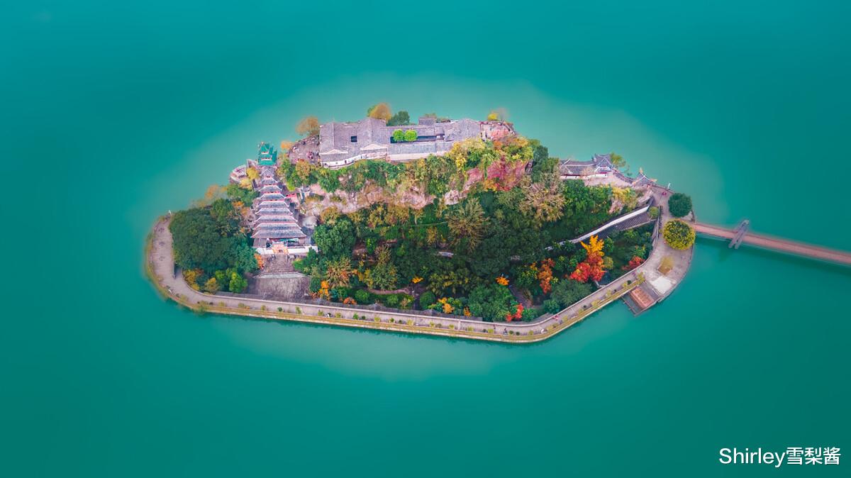 石宝寨|长江三峡的“镇心之宝”，如同现实版超大“盆景”，被称为世界八大奇异建筑之一