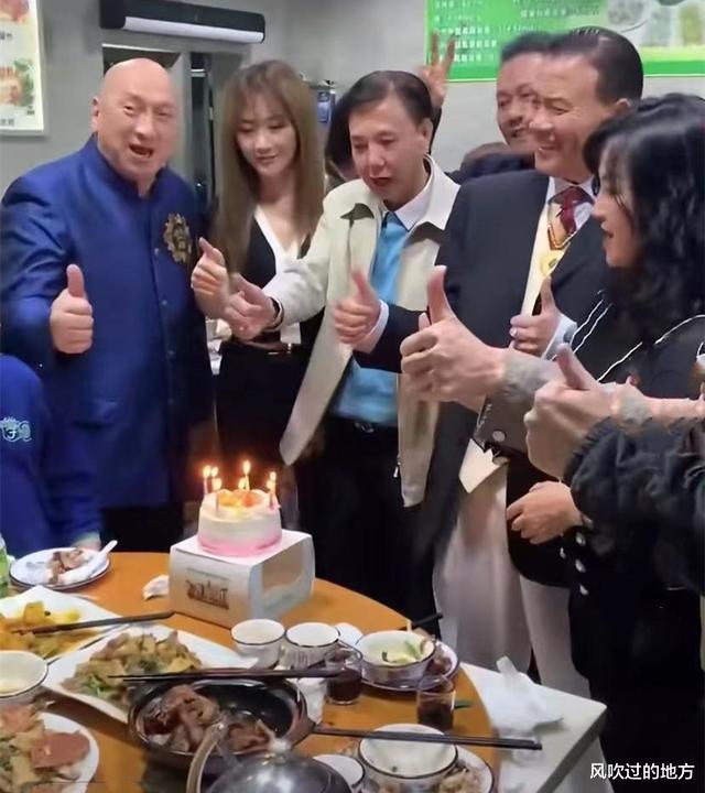 万梓良|“入戏太深”的万梓良过生日,十几人挤寒酸小饭馆,大雪茄贼有范