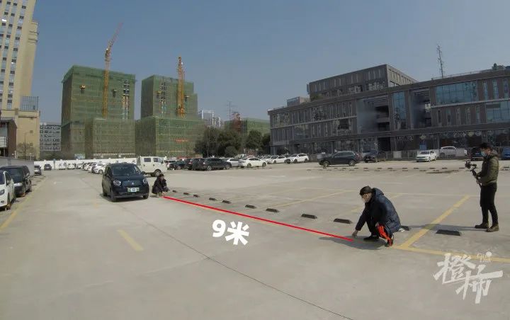 降噪耳机|实验中被“轧倒”两次,戴着苹果降噪耳机出街,汽车多近才听得见