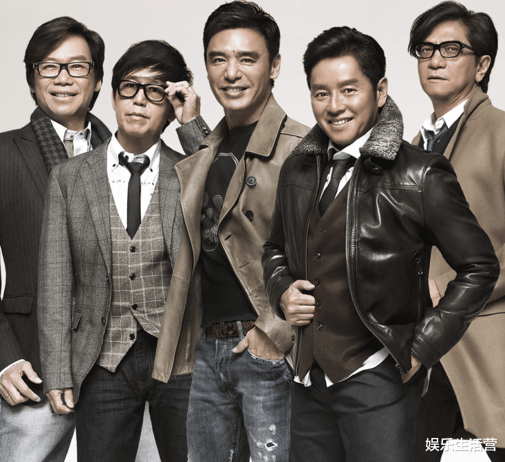 谭咏麟|谭咏麟深夜街头喝凉茶,铁皮暖壶落灰卫生堪忧,是阔别25的重逢