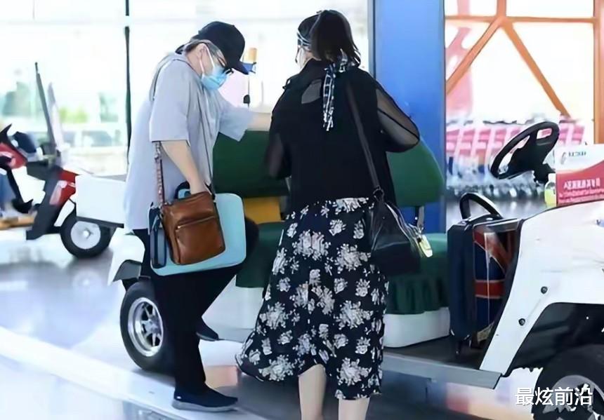 刘欢|刘欢夫妇罕见合体，他一身基础装很低调，反倒老婆打扮得时髦前卫