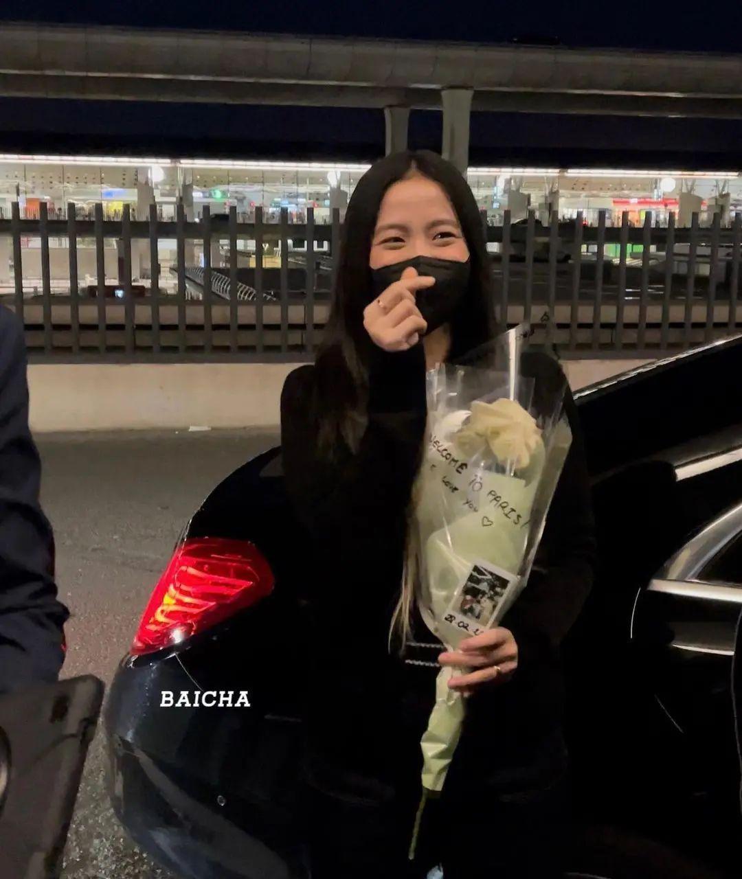 金智秀|Jisoo 对粉丝比中指的视频流出，网友这次不骂人，反而直呼太可爱