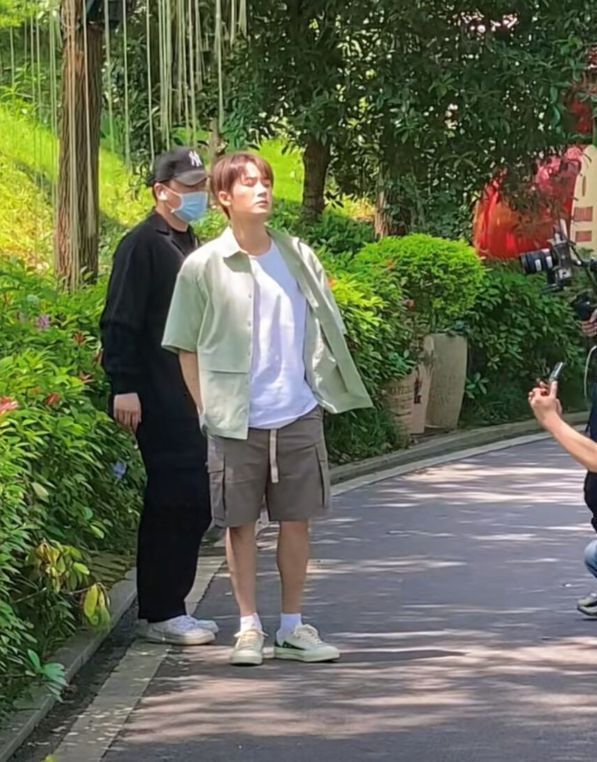 檀健次|网友长沙偶遇檀健次，路人视角暴露真实身高，被调侃只有165