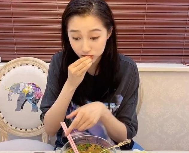 关晓彤|关晓彤减肥餐翻车？自己只吃两口，被网友直戳痛处