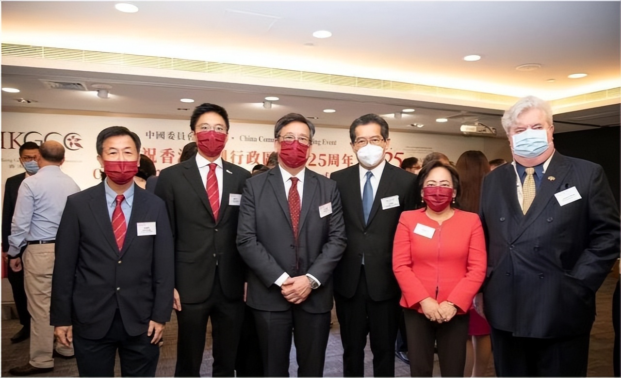 霍启山|霍启山亮相有大将范!穿西装秀笔挺身材,比哥哥霍启刚更帅