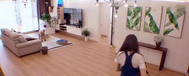 晒晒何穗的豪宅，不愧是国际名模，家里地面堆满高跟鞋