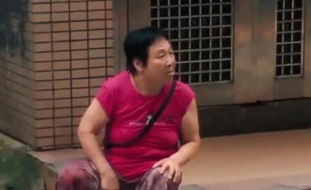 女子抛夫弃子25年,年老后向要求子女赡养,女儿:我没有妈妈!