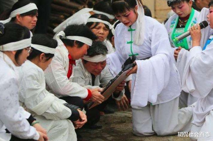 穿衣搭配|职业哭灵人是真的哭吗？哭一场的收入有多少？职业哭灵人自己揭秘