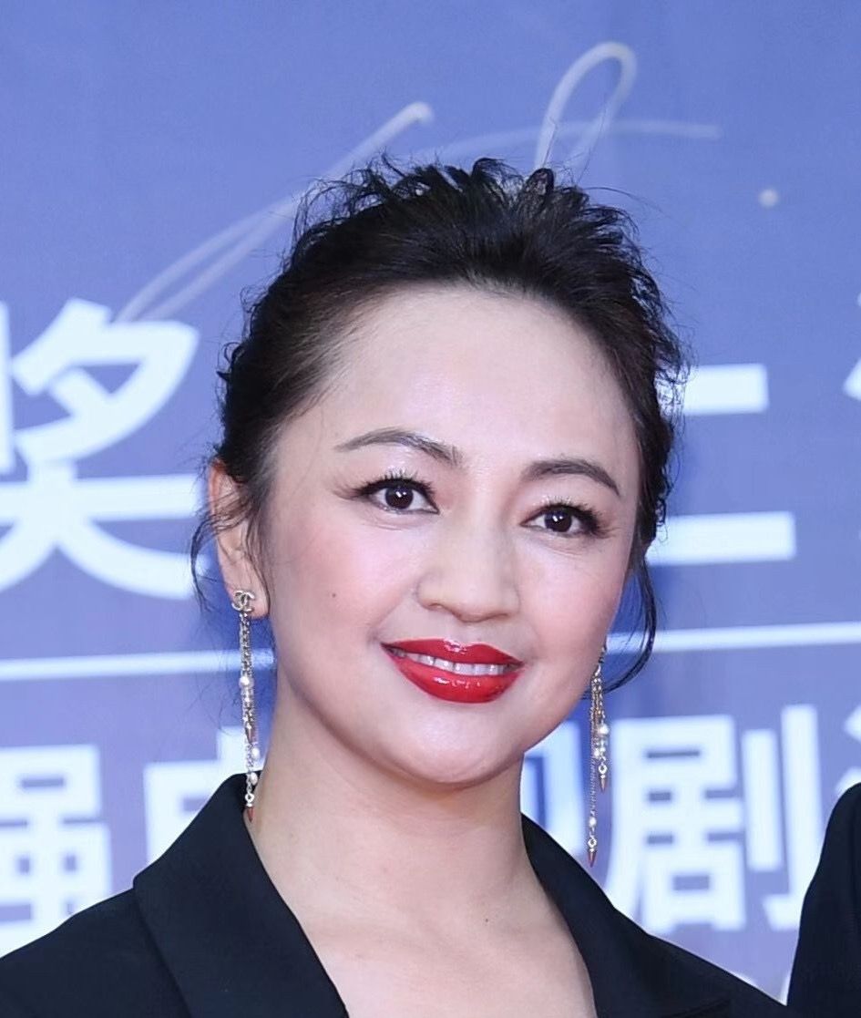 素菜 中年女人“显老”3大原因：衣太宽，发太卷，妆太浓，姐姐变阿姨