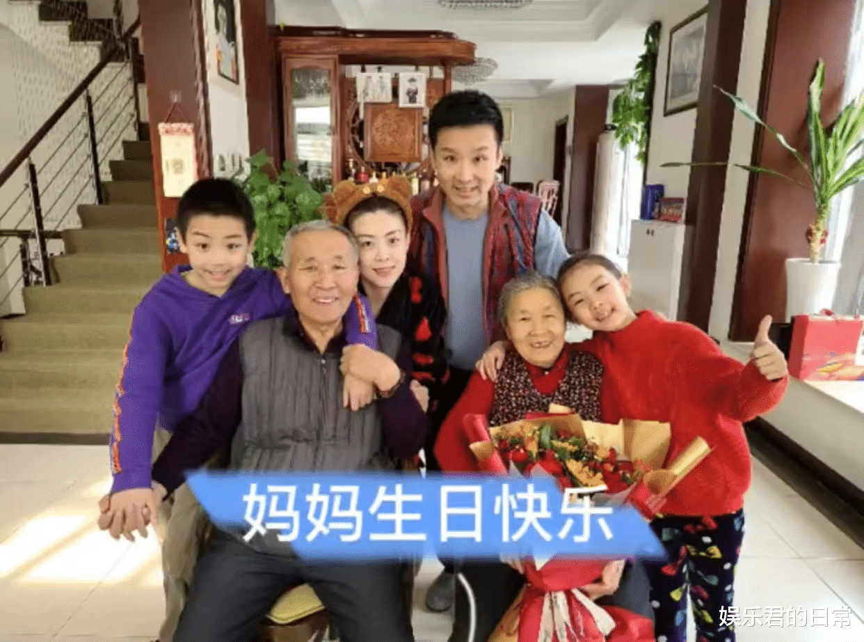 刘和刚|刘和刚给母亲低调庆生，一家八口吃家常小菜，十几瓶茅台意外抢镜