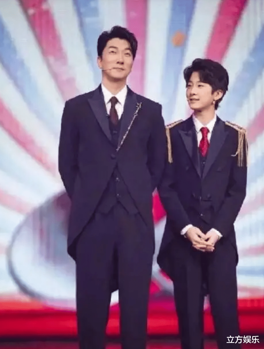 |张亮该回家教育孩子了，天天关注异装癖博主，还求进其粉丝群