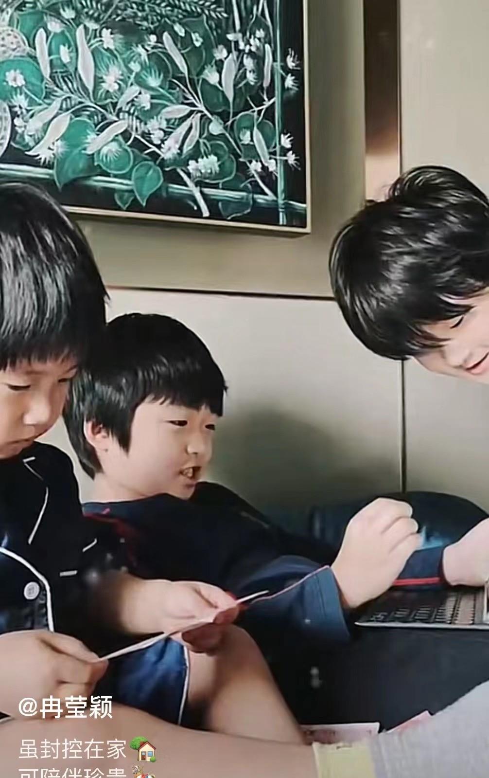 冉莹颖|37岁冉莹颖晒家庭日常！老公穿短裤躺沙发，儿子裹浴巾好可爱