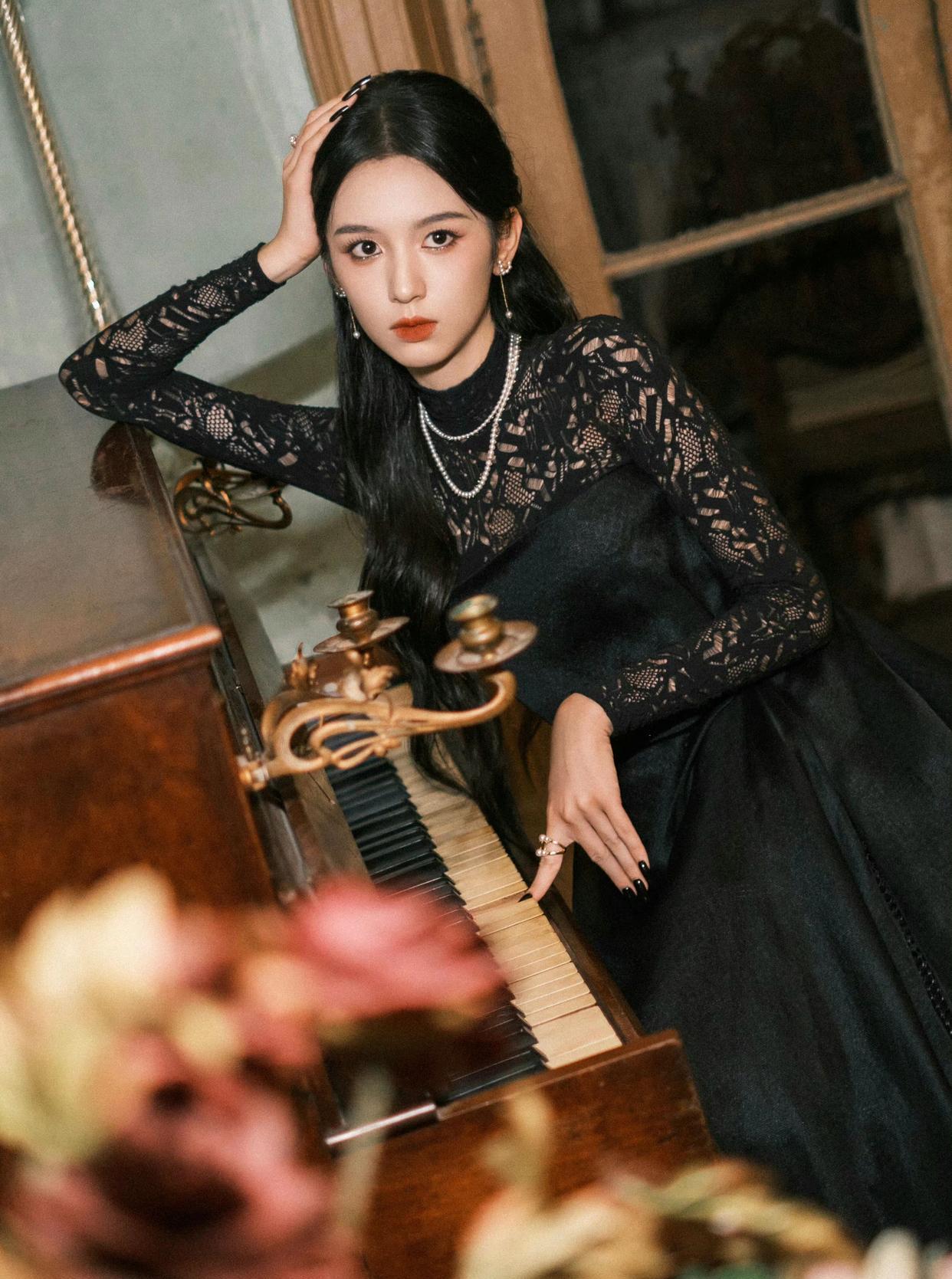 古力娜扎|男帅女美名利场！一众女星花式秀腿满屏美色，和颂开会似豪门碎嘴