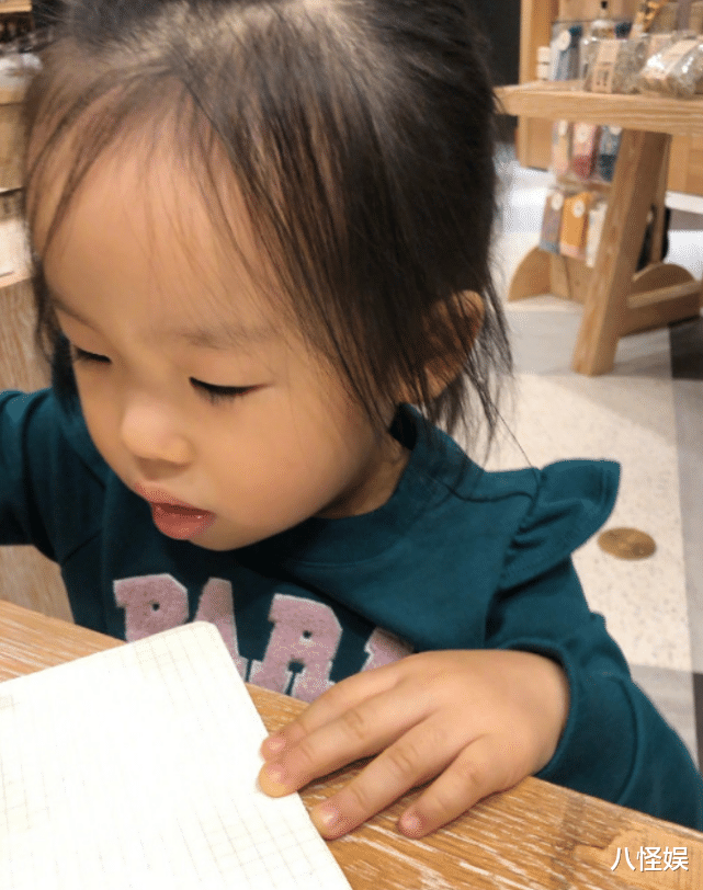 伊能静|伊能静与女儿过圣诞，幸福称母女俩是闺蜜，米粒正脸曝光像极奶奶