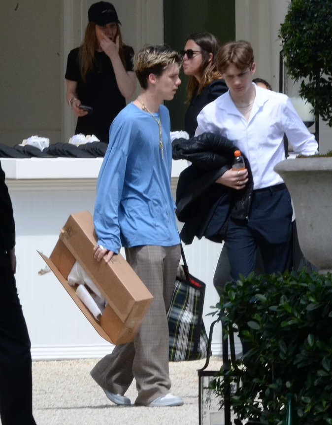 维多利亚·贝克汉姆|长子婚礼上与贝克汉姆帅气出镜，贝嫂上线跟儿媳互动，婚礼众生相曝光