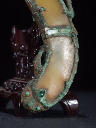 拉曼光谱|回流 青铜镶嵌和田玉 兽纹 带勾