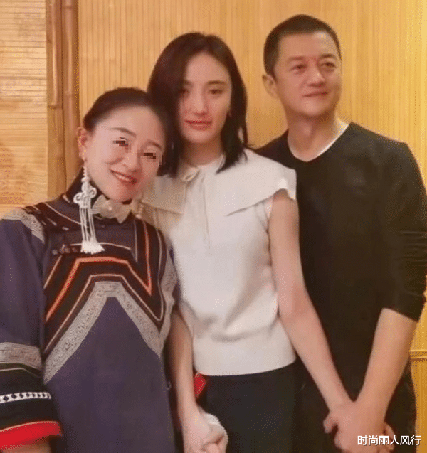 关晓彤|李亚鹏首张全家福曝光!娇妻高调晒大合照,把民族服当婚纱太绝美