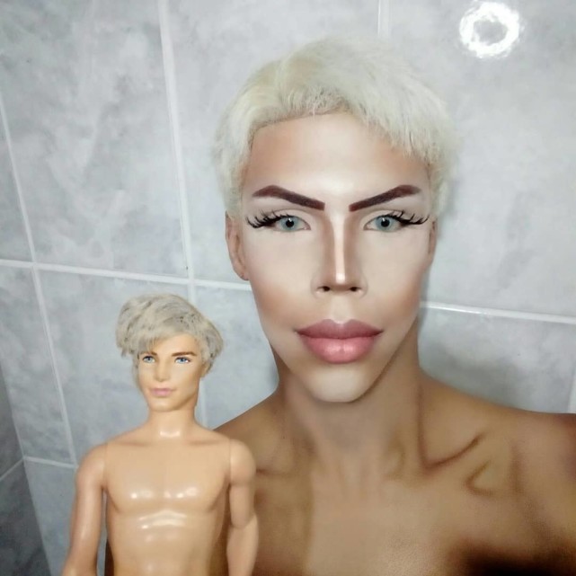 整容|巴西少年想整容42次变“芭比男友”，没办法火起来改行跑去搬砖了