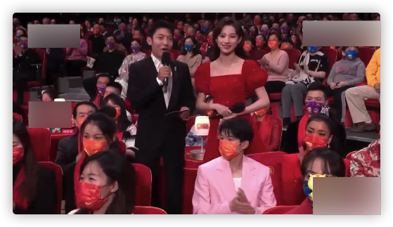 陈宝国|虎年春晚台下明星：王源吉克隽逸挤一把椅子，陈宝国隔口罩抠鼻子