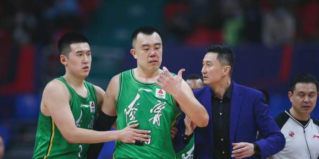 广东男篮|韩德君被肘击？苏群直接暗讽，辽篮攒人品，广东争冠关键曝光！