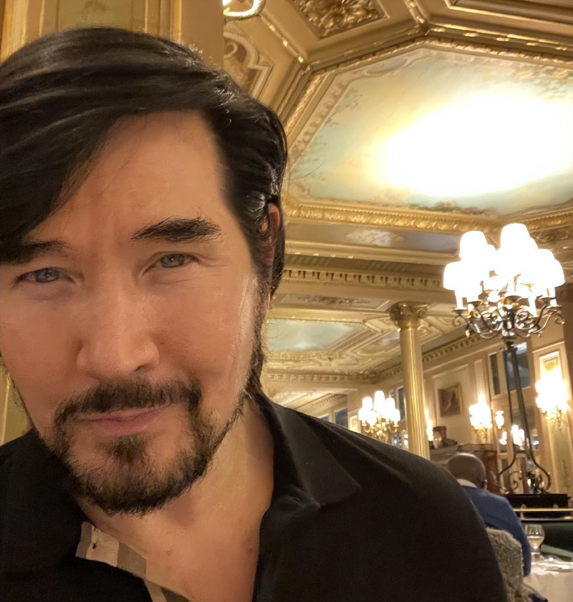 费翔|中国“第一美男”独居生活曝光：不结婚不生子，唯有2只猫作伴