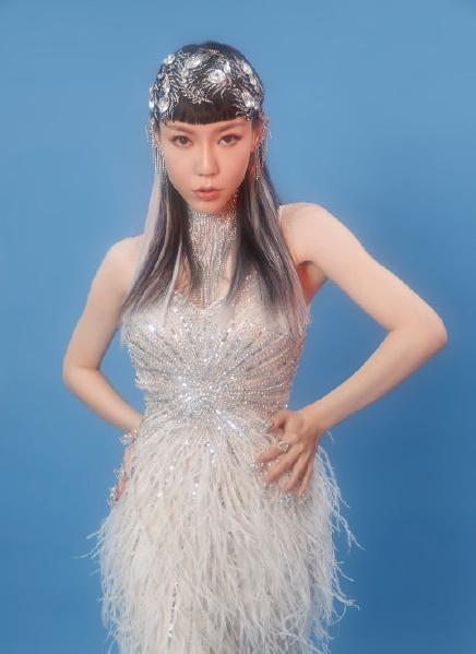 颖儿|六大卫视春晚:Baby客串主持,张碧晨华晨宇隔台相望,吴莫愁复出