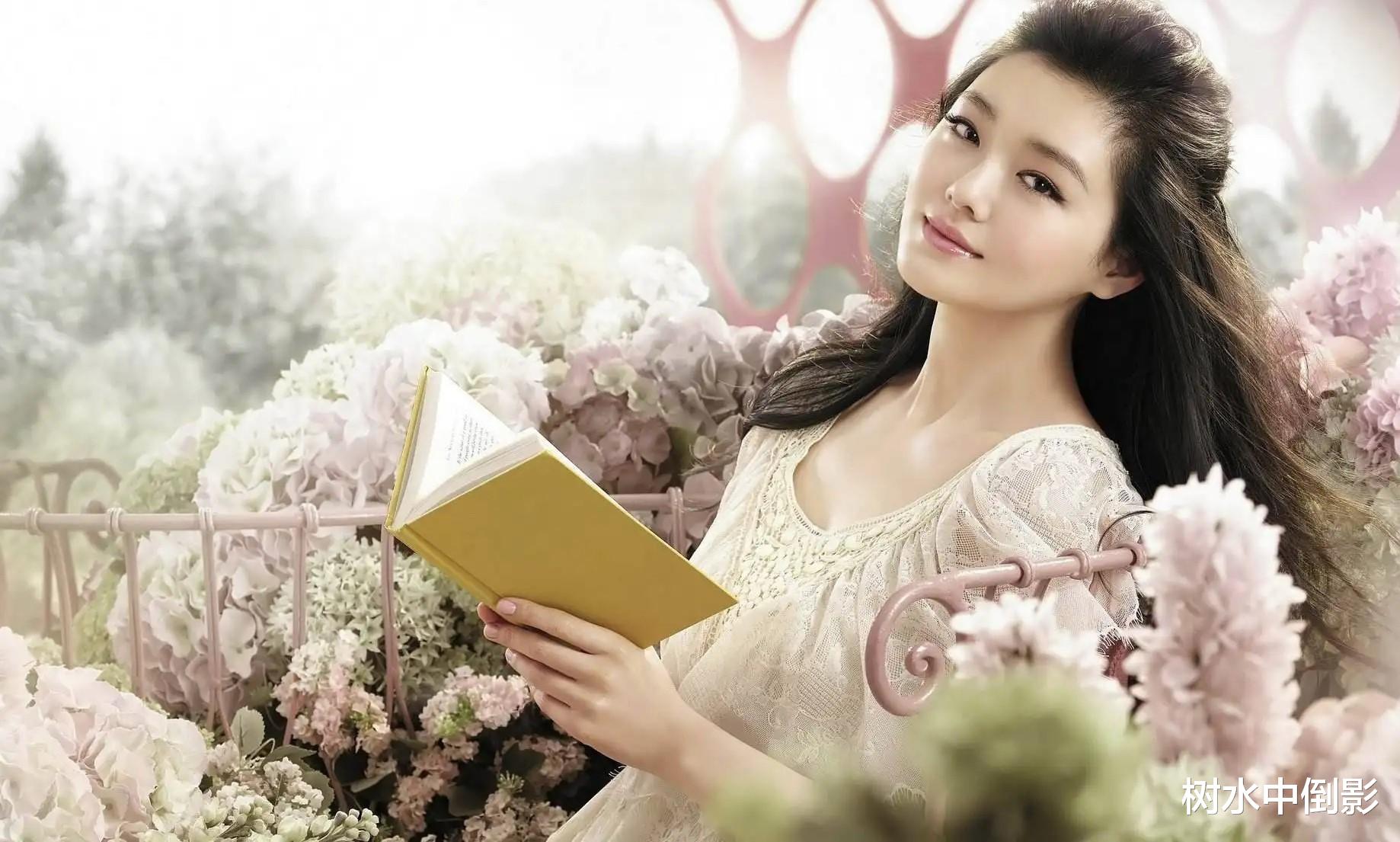 大S|大S具俊晔街头秀恩爱，十指紧扣依偎搂腰好甜蜜，背影照却似两代人