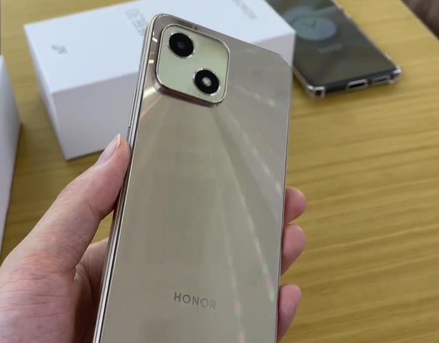 音箱|荣耀悄然上架新机仅售1099！外观神似iPhone13，官方称三年不卡顿