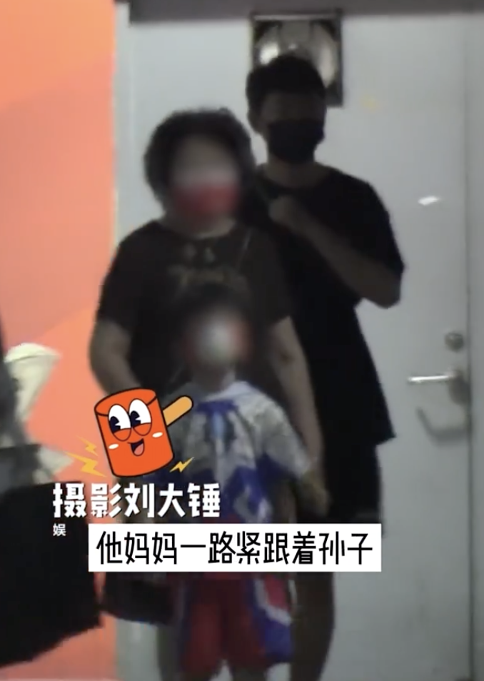 黄晓明|黄晓明和母亲儿子外出，小海绵大摇大摆心情好，不受父母离婚影响