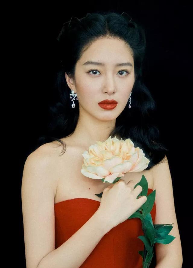 杨采钰|与大30岁的刘亦菲干爹相恋，杨采钰比刘亦菲年纪小，资源越来越好