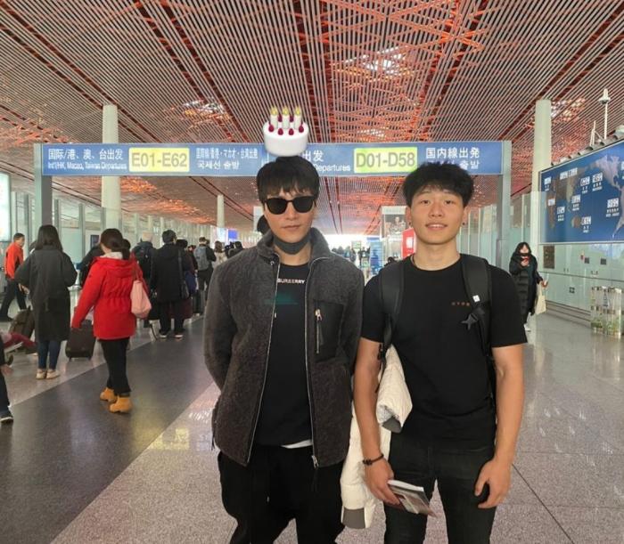 陈坤|陈坤大年初三送儿子出国留学，在机场拍全家福，祖孙三代笑着告别