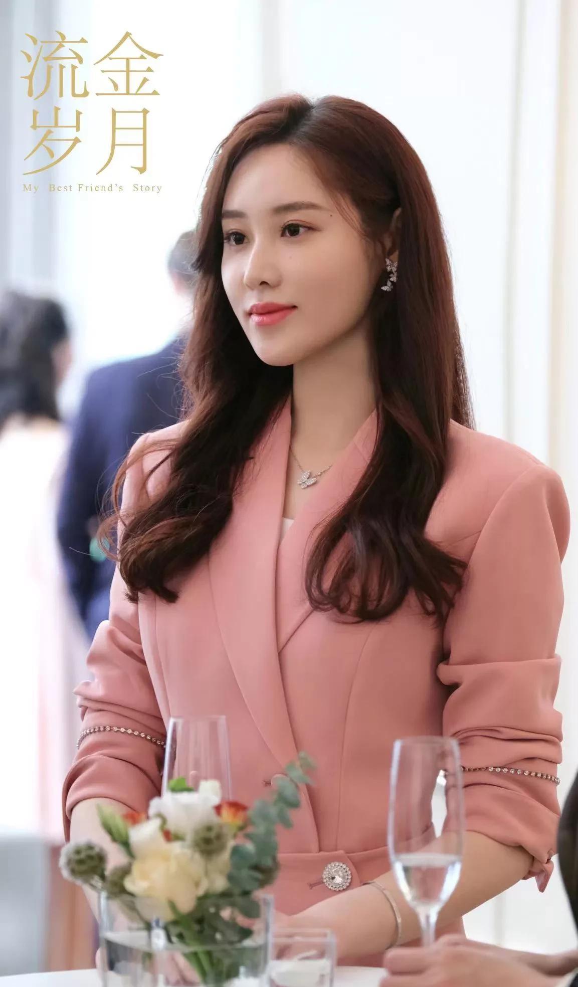 荣梓希|荣梓希最美女汉子，气质女神写真图集