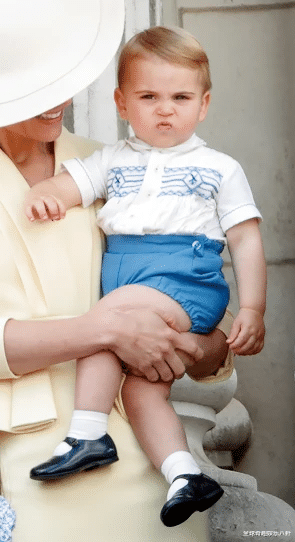 英国女王禁止哈里王子和孙媳登上王室阳台,4岁曾孙扮鬼脸抢风头