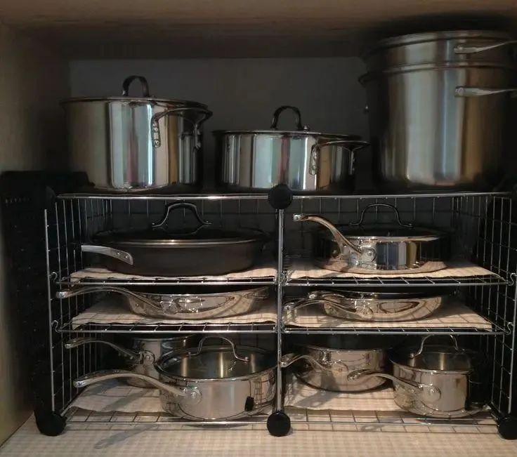 柜内收纳不要一块隔板,用铁艺置物架代替,钱省了,实用性也不低