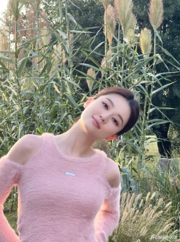 乔欣|乔欣秋季落日随拍，尽显女性优雅一面，就是法令纹太抢眼