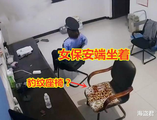 大爷用“充气娃娃”冒充女保安替自己值夜,网友:好歹给她穿双鞋