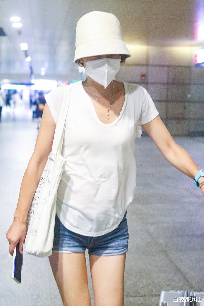 马伊琍|马伊琍带俩女儿现身机场！14岁爱马身高超妈妈，大长腿抢镜气质佳