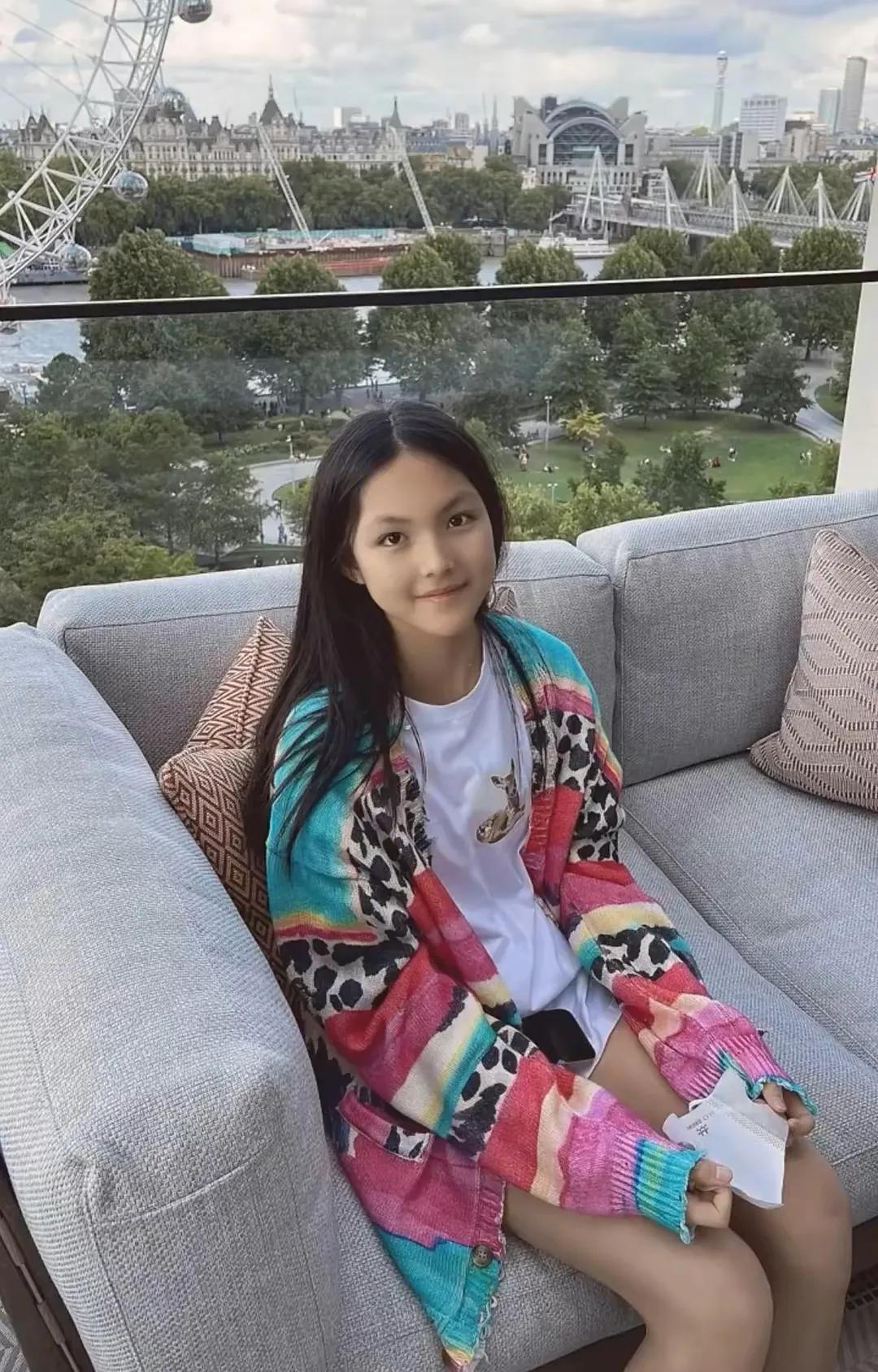 白梦妍|李湘母女逛英国美术馆，挽手同行像闺蜜，13岁王诗龄跟妈妈一样高