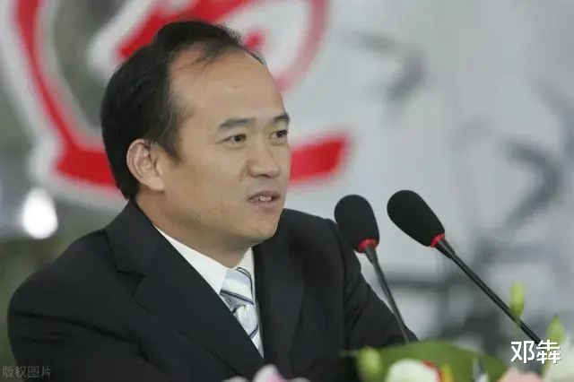他,坐拥百亿身家,亲哥借钱却一毛不拔,家人重病也视而不见
