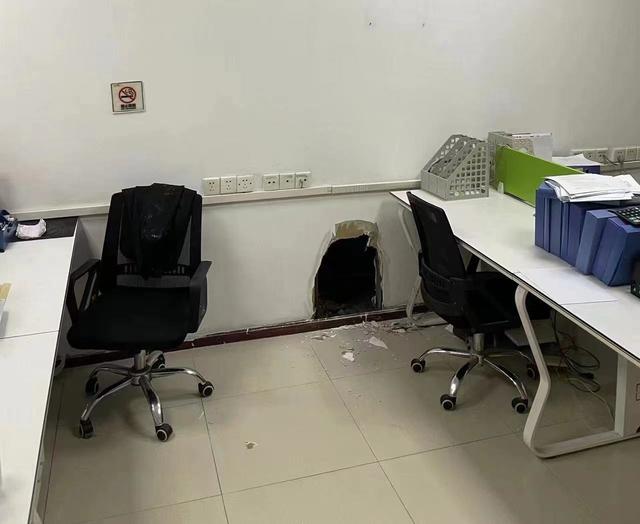 穿衣搭配|办公室门锁打不开，墙上多了个大洞，原来……